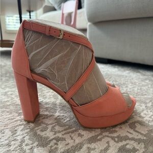 NWT naturalizer strappy heel shoe. Peach color suede. Size 8